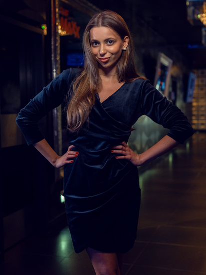 Crna ženska haljina od velura s volanima Bolf Bellisima